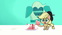 Applejack takes another piece of Pinkie's cake PLS1E3a