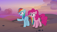 Rainbow Dash points at the Get On Inn S7E18