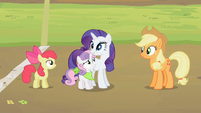 Sweetie Belle stands next to Rarity S2E05