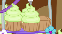 Icing being added on another cupcake S5E19