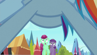 Nearby two ponies scared by Rainbow S3E2