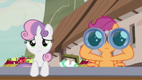 Scootaloo looking through binoculars S7E8