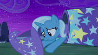 Trixie removing her hat while in the cannon S6E6