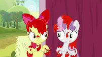 Apple Bloom and Sweetie covered in paint S8E12