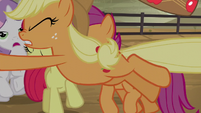 Applejack saves the Crusaders S5E6