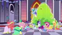 Gala ponies cheer for Tree Hugger S5E7