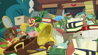 Goldie Delicious' junk spills out of her house S7E13