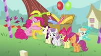 Pinkie making a balloon animal for Boysenberry S5E19