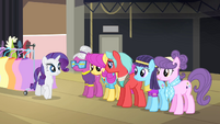 Rarity greeting other ponies S4E08