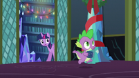 Spike goes to get a cocoa refill S6E8