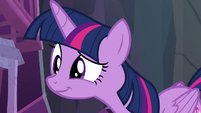 Twilight smiling at her friends S8E26