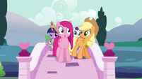 A cute but sad moment! Haven't seen this on Pinkie in awhile!