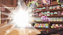 Discord poofs out of tea salespony's store S7E12