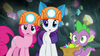 Pinkie, Rarity, and Spike look confused at Maud S7E4