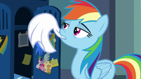 Rainbow Dash hanging her towel S7E7