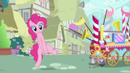 637px-Pinkie Dancing The Welcome Dance S02E18