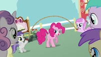 Pinkie jump roping with the fillies.