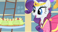 Rarity looks at the cupcakes S1E22