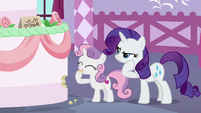 Sweetie Belle sampling the giant cake S6E15