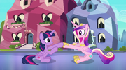 Twilight y Cadance chocando sus cascos T6E16