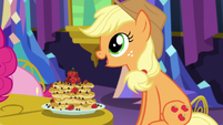 Applejack -these are delicious, Pinkie Pie!- S5E3