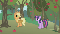 Applejack can't hear Twilight well S1E04