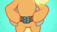 Applejack putting on a tool belt S6E10