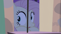 Fluttershy mirando por la ventana EMC-P2