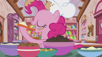 Pinkie eating buttercream S5E8