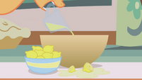 Applejack pouring lemon juice S1E04