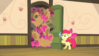 Hats and bows about to fall down S4E17
