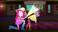 Pinkie shines flashlight on Sweetie Belle's face SS11