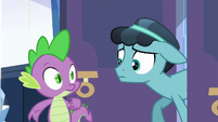 Pony Thorax entering the palace S6E16