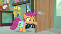 Scootaloo holding the sound-making door open S7E7