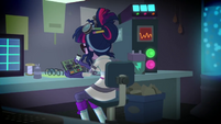 Twilight Sparkle finishing the robot CPU SS5