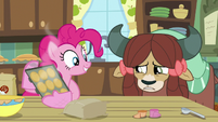 Pinkie Pie makes a tray of cupcakes S9E7