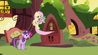 Fluttershy wants to tuck Spike into bed S1E01