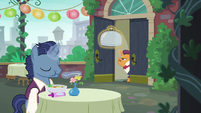 Patron and waiter at Cantering Cook restaurant S6E3