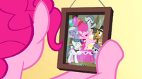 Pinkie Pie looking at Pie family photo S4E12