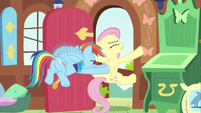 Rainbow Dash struggling Fluttershy door S2E21