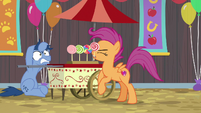 Scoot grabs lollipop from Noteworthy's stand S9E22