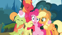 The Apples and Pinkie together S4E09