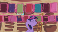 Twilight Sparkle reshelf books 2 S02E10