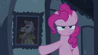 Pinkie Pie fixing the portrait's position S2E24