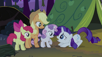 Rarity hunches down to Sweetie Belle S2E05