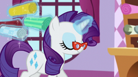 Rarity walking while levitating fabric pieces S5E14