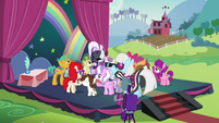 Schoolponies surround Rara S5E24