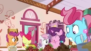 Спайк и Дискорд помогают Большому Маки, в то время как Миссис Пирожок и Искатели помогают Шугар Бель.