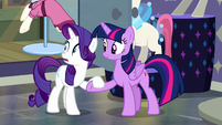 Twilight helps Rarity to her hooves S6E9