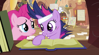 Twilight talking to Pinkie S2E20